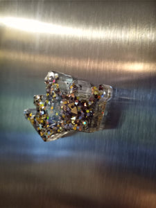 Gold glitter crown magnet